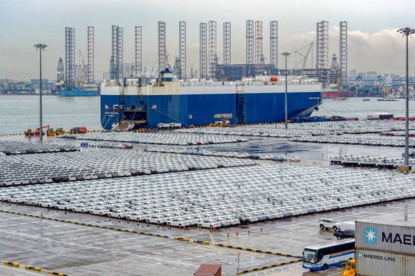 Singapore, Singapur - 01 Mar 2017: Satır bekleyen yeni araçların sevk ve Malezya en büyük ve en işlek kargo limanından dünya çapında sevk.