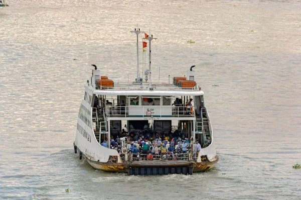 Ho Chi Minh City (Saigon), Vietnam - 26 Nisan 2017: Saygon Nehri yürüyüş ve yolcu sürme tam yük ile geçen banliyö gemi.