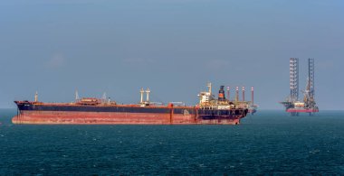 Vung Tau, Vietnam - 30 Mar 2017: Offshore petrol sondaj platformu Güney Çin Denizi yüzen ve şimdi ham petrol depolama yüzen kullanarak yanındaki Vietnamca supertanker 