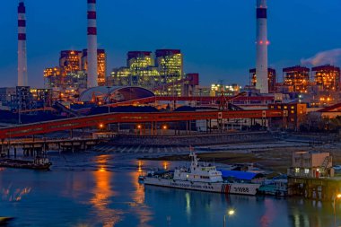 Shanghai, Çin - 24 Ocak 2017: Çin alacakaranlık Çin'in en büyük kömür yakıtlı elektrik santrali Şanghay'yanındaki iskelede offshore patrol gemi No 31088 teknenizin Sahil (Moldova'da).