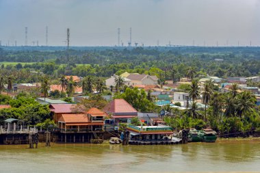 Ho Chi Minh City (Saigon), Vietnam - 29 Ocak 2017: Bir kayan Mobil benzin ve petrol istasyonunda şarkı uzun Tau nehir, Vietnam.