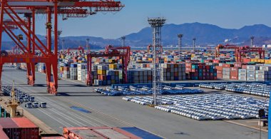 Gwangyang, Güney Kore - 18 Şubat 2017: Satır bekleyen yeni araçların sevk ve Güney Kore'deki kargo limanından dünya çapında sevk.