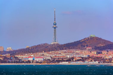 Qingdao, Çin - 20 Ocak 2017: 116 metre yüksek Taiping Hill'de Julin Hill Park Qingdao, Çin için üst kısmında yer alan görünümünden 232 metre yüksekliğinde kafes Qingdao televizyon kulesi ile bir gözlem güverte (1994), denize.