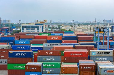 Ho Chi Minh City (Saigon), Vietnam - 29 Ocak 2017: Saigon Newport Corporation (Snp) konteyner terminali ile renkli yığılmış kapsayıcılar ve bağlantı noktası makine arka plan ile dış ticaret işlemleri.