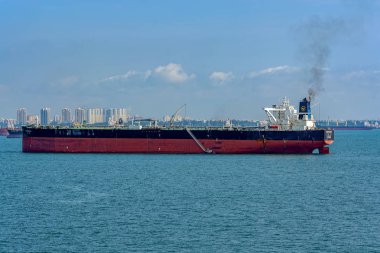 Singapur - 06 Şubat 2017: ham petrol tanker yeni refah (Imo:9689988, Hong Kong. 333 mt uzun, 60 mt genişlik, 318,607 Dwt) için bir liman pilot Singapur Boğazı balast demirlemiş Pilot tekne sunar.