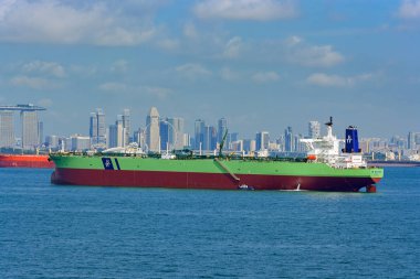 Singapur - 06 Şubat 2017: Pilot tekneyi sana teslim bir liman pilot ham petrol tankeri Bw Bauhinia (AIS tarafından: Dht Bauhinia, İngiltere) Singapur Boğazı ile ünlü Marina Bay zemin üzerine balast demirlemiş.