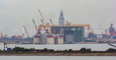 Singapore, Singapur - Jan 01, 2017: 20.000 Dock Heung Woo Fd-22000 yüzen Tlc kullanılacak yeni mega-port terminali offshore sitelere ön fabrikasyon keson yapıları Tuas içinde taşımak için.