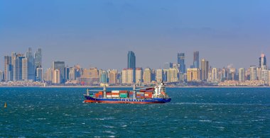 Qingdao, Çin - 20 Ocak 2017: Yüklü konteyner gemisi Sinotrans Nagoya Qingdao Jiaozhou Körfezi kıyı bağlantı noktası için Çin yaklaşmakta olan en büyük lojistik şirketi tarafından.