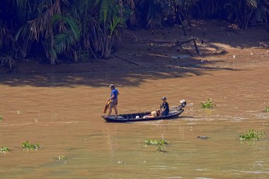 Ho Chi Minh City (Saigon), Vietnam - 27 Şubat 2017: Vietnam balıkçı geleneksel balık ağı düşük gelgit Nha olmak Nehri'nin yeşil çamurlu suda çevirir.