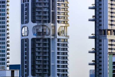 Singapore, Singapur - 10 Mar 2017: Konut veya iş Bina Singapur şehir merkezinde balkon bitki ile dekore edilmiş.