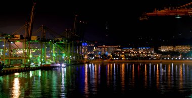 Singapore, Singapur - 31 Mar 2017: Gece görünümü kargo işlemleri Singapur konteyner terminali, Psa, dünyanın en işlek kargo terminalleri tarafından işletilen. Keppel Harbour, Singapur, Malezya.