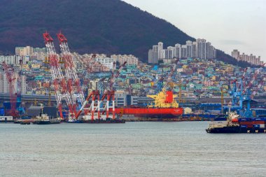 Busan, Güney Kore - 22 Aralık 2016: Busan gemi inşa ve Offshore Ltd. Şti., tersane Geoje Adası Harbor Busan, Güney Kore'önünde vinç yüzen dev