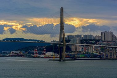 Busan, Güney Kore - 22 Aralık 2016: Busan Kuzey Liman Köprüsü (olarak da bilinen Bukhang (Busan Liman) köprü), askılı 2 en uzun Köprüsü Kore.