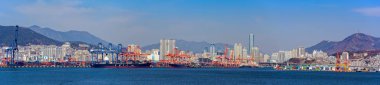 Busan, Güney Kore - 19 Şubat 2017: geniş açı kargo liman, Busan, Güney Kore, dünyanın beşinci büyük konteyner terminal Liman Panoraması.