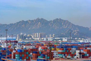 Qingdao, Çin - 15 Mayıs 2017: Qianwan konteyner terminali Qingdao, arka planda şehir manzarası ile.