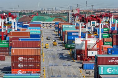 Qingdao, Çin - 15 Mayıs 2017: Qianwan konteyner terminali Qingdao, arka planda şehir manzarası ile.