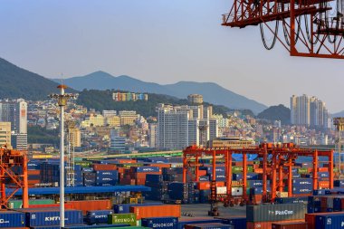 Busan, Güney Kore - 16 Mayıs 2017: konteyner terminali Busan, arka planda şehir manzarası ile.