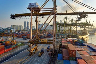 Singapur, Malezya - 10 Mar 2017: Singapur bağlantı noktası konteyner kargo terminali, günbatımı Panoraması Psa, dünyanın en işlek kargo terminalleri tarafından işletilen. Keppel Harbour, Singapur, Malezya.