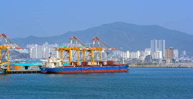 Gwangyang bağlantı noktasının konteyner Terminal Gwangyang, Güney Kore - 21 Mar 2017: güneşli Panoraması