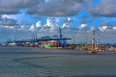 Liman Klang, Malezya - 02 Nisan 2017: Westport konteyner terminal önünde denizler ve mangrov bataklık ıslahı inmeye vinçler ulaşamazlar beton yığınları deniz kıyısında çekiç.