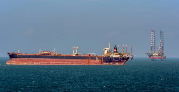 ベトナム タンカー Krym 固定浮動オフショア石油リグ南シナ海とストレージを浮動原油として今使用して横にあるブンタウ ベトナム 2017 — ストック写真