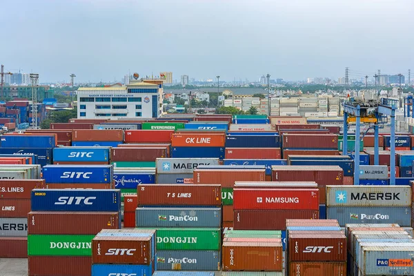 Ho Chi Minh City (Saigon), Vietnam - 29 Ocak 2017: Saigon Newport Corporation (Snp) konteyner terminali ile renkli yığılmış kapsayıcılar ve bağlantı noktası makine arka plan ile dış ticaret işlemleri.