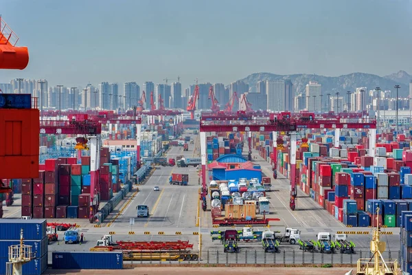 Qingdao China Mayo 2017 Qianwan Container Terminal City Skyline Background — Foto de Stock