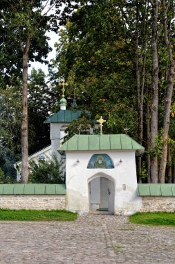 Izborsk, Pskov, Rusya Federasyonu - Sep16, 2017: Eski kırsal mezarlığın St Sergius kilise Radonezhsky ve Pskov Nikandr kapıyı.