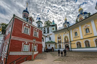 Pechory, Rusya - Eylül 17, 2017: Uspenskaya kutsal, çan kulesi, Uspensky (varsayım) Katedrali ve kutsal ile kare Pskovo Pechersky Dormition Manastırı girişte mağaralar..