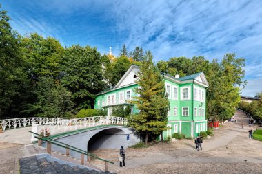 Pechory, Rusya Federasyonu - Eylül 17, 2017: Ev, manastır papaz Pskovo Pechersky Dormition manastırda.