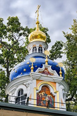 Pechory, Rusya - Eylül 17, 2017: Mavi soğan altın yıldız ile emblazoned kubbe şeklinde, cross altın kubbe ve eski stil altın Pskovo Pechersky Dormition Manastırı Uspensky (varsayım) Katedrali