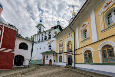 Pechory, Rusya Federasyonu - Eylül 17, 2017: Giriş Pskov mağaralara Theotokos Pskovo Pechersky Dormition manastırdaki Dormition Kilisesi'nin yanında.