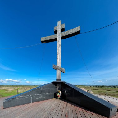 Izborsk, Pskov, Rusya Federasyonu - Eylül 17, 2017: Ahşap çapraz birlik Rusya'nın kutsal tepe üzerinde. Izborsk, Pskov, Rusya Federasyonu.