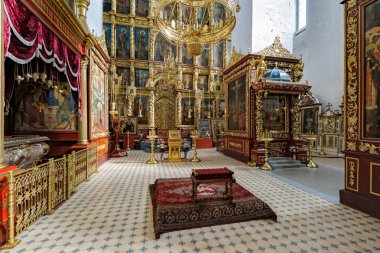 Pskov, Rusya Federasyonu - 16 Eylül 2017: İç Pskov Kremlin Trinity Katedrali. 1682-1699 üstünde belgili tanımlık yer ilk ahşap Trinity Katedrali 10 yüzyıla geçerli Katedrali inşa edildi.