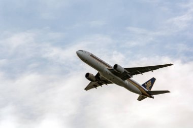 Singapur, Malezya - 06 Şubat 2017: Changi Havaalanı Singapur Havayolları Boeing 777-212(Er) kayıt 9v-Svn ile çıkartıyor.