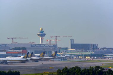 Singapur, Malezya - 06 Şubat 2017: Singapur Havayolları Airbus'lar Singapur Uluslararası Changi Havaalanı terminal köprüsünde Park edilmiş görülmektedir.