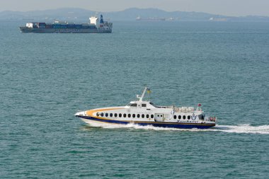 Singapore, Singapur - 06 Şubat 2017: A görkemli hızlı feribot gemi Wavemaster 9 yüksek hızda Singapur Boğazı geçer.