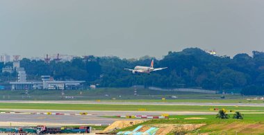 Singapur, Malezya - 04 Nisan 2017: Yolcu Singapur Changi Havaalanı, Güneydoğu Asya'nın en büyük ulaşım merkezleri iniş çift motorlu jet yolcu uçağı.