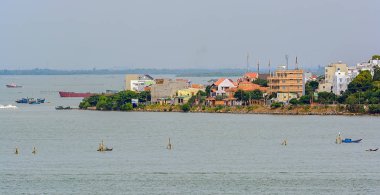 Vung Tau, Vietnam - 29 Aralık 2016: Vietnam şehir Vung Tau ve Sanayi Bölgesi, panoramik liman tekne ve gemilerle sıkıcı kış günü ile.