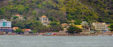 Vung Tau, ülkenin güneyinde bir deniz şehir sahil şeridi için denizden Vung Tau, Vietnam - 26 Şubat 2017: Kış panoramik görüntüleyin.