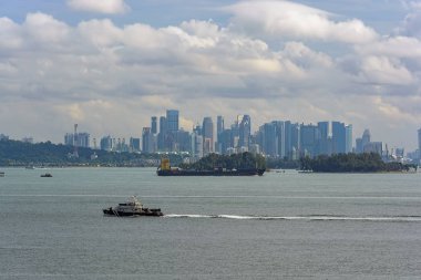 Singapur Boğazı, Singapur - Eyl 18, 2017: Singapur Boğazı su yol boyunca Singapur sahil güvenlik (Scg) Dam Stanpatrol 3507-sınıf coastall devriye gemisi Ph 52 'Beyaz köpekbalığı' devriye.