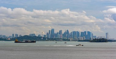 Singapur Boğazı, Singapur - Eyl 18, 2017: Singapur Boğazı su yol boyunca Singapur sahil güvenlik (Scg) Dam Stanpatrol 3507-sınıf coastall devriye gemisi Ph 52 'Beyaz köpekbalığı' devriye.