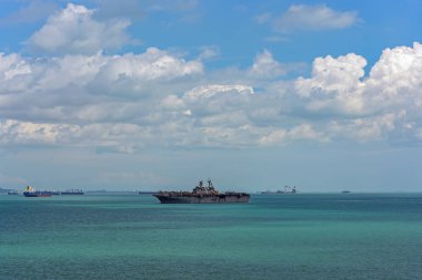 Singapur Boğazı, Singapur - 22 Aralık 2017: ilki Amerika-sınıf Ampfibi saldırı gemileri Uss Amerika (Lha 6) Changi deniz üssü için bir düzenli olarak planlanan liman ziyaret sırasında yaklaşımlar.