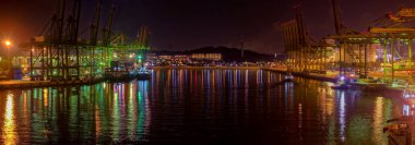 Singapore, Singapur - Eyl 15, 2017: Gece multishot Panoraması kargo operasyonları Singapur konteyner terminali, Psa, dünyanın en işlek kargo terminalleri tarafından işletilen. Keppel Harbour, Singapore.