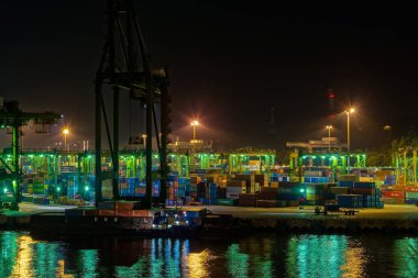 Singapore, Singapur - Eyl 15, 2017: Gece görünümü kargo işlemleri Singapur konteyner terminali, Psa, dünyanın en işlek kargo terminalleri tarafından işletilen. Keppel Harbour, Singapore.