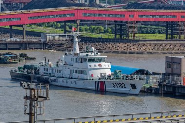 Shanghai, Çin - 08 Ekim 2017: Çin Çin'in en büyük kömür yakıtlı elektrik santrali Şanghay'yanındaki iskelede offshore patrol gemi No 31102 üssün Sahil (Moldova'da).