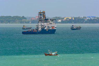 Pasir Gudang, Malezya - 19 Aralık 2017: 250 tonluk vinç ile büyük X-bow Mv 