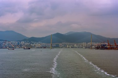 Busan, Güney Kore - Eyl 05, 2017: bulutlu gün iç Busan Kuzey Limanı fenerler, vinçler, gemi ve asma köprü olan genel bakış.