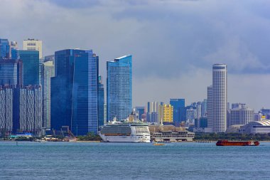 Singapore, Singapur - Eyl 18, 2017: İkinci nesil Voyager-sınıf Marina Bay Cruise merkezi Singapur'da 'Denizlerin Mariner' Royal Caribbean International üzerinden teknenizin yolcu gemisi cruise.
