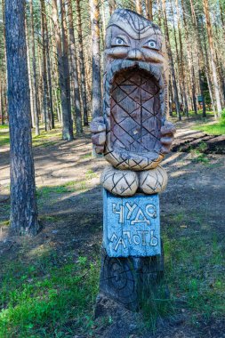 Veliky Ustyug, Rusya Federasyonu - 12 Temmuz 2017: Fairytale bast Ayakkabı karakter ahşap oyma heykeli 